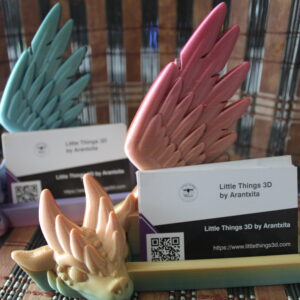 Tarjetero de Escritorio con Forma de Dragón Alado – Business Card Holder 3D Impreso – Diseño de The Dragon Den