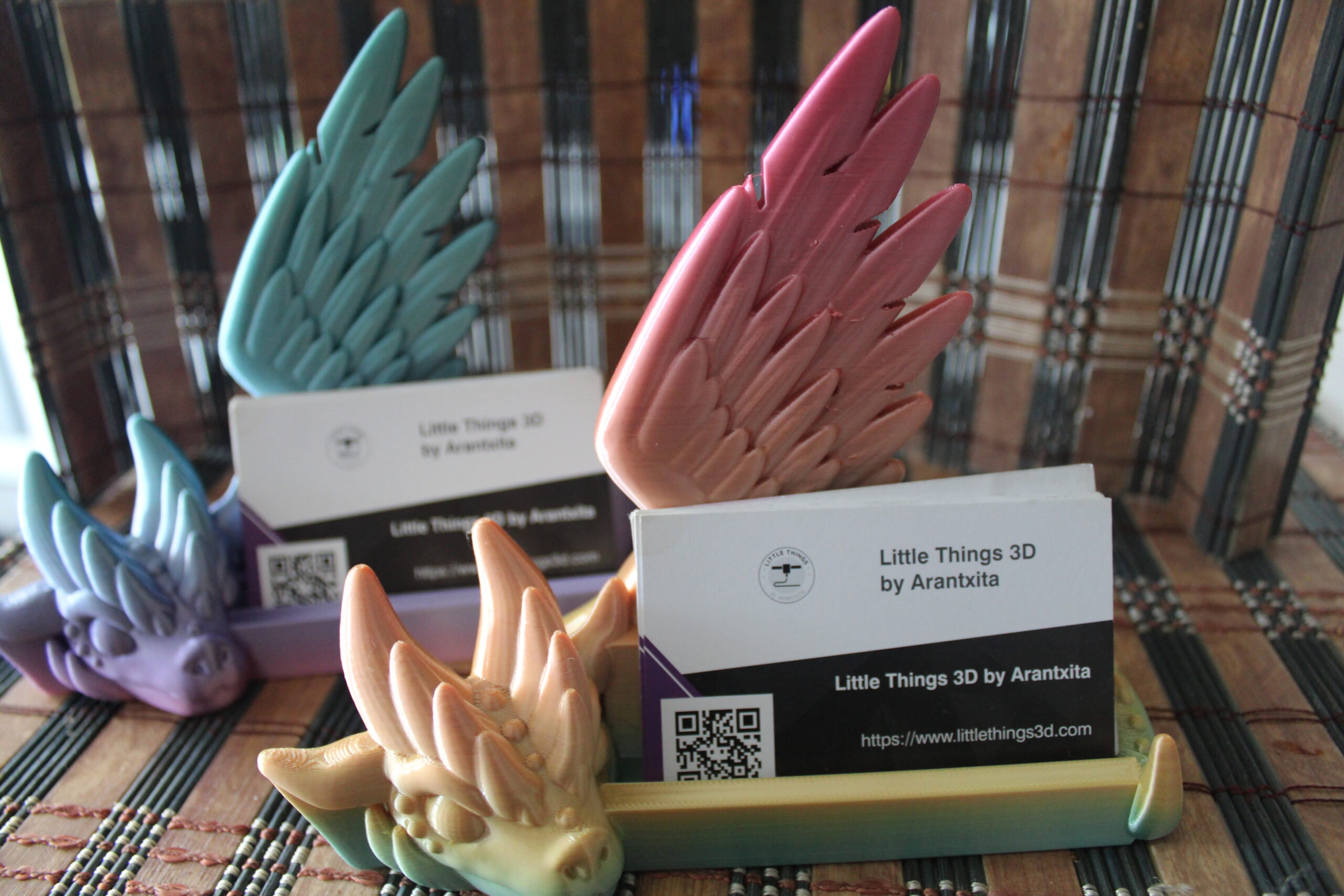 Tarjetero de Escritorio con Forma de Dragón Alado – Business Card Holder 3D Impreso – Diseño de The Dragon Den