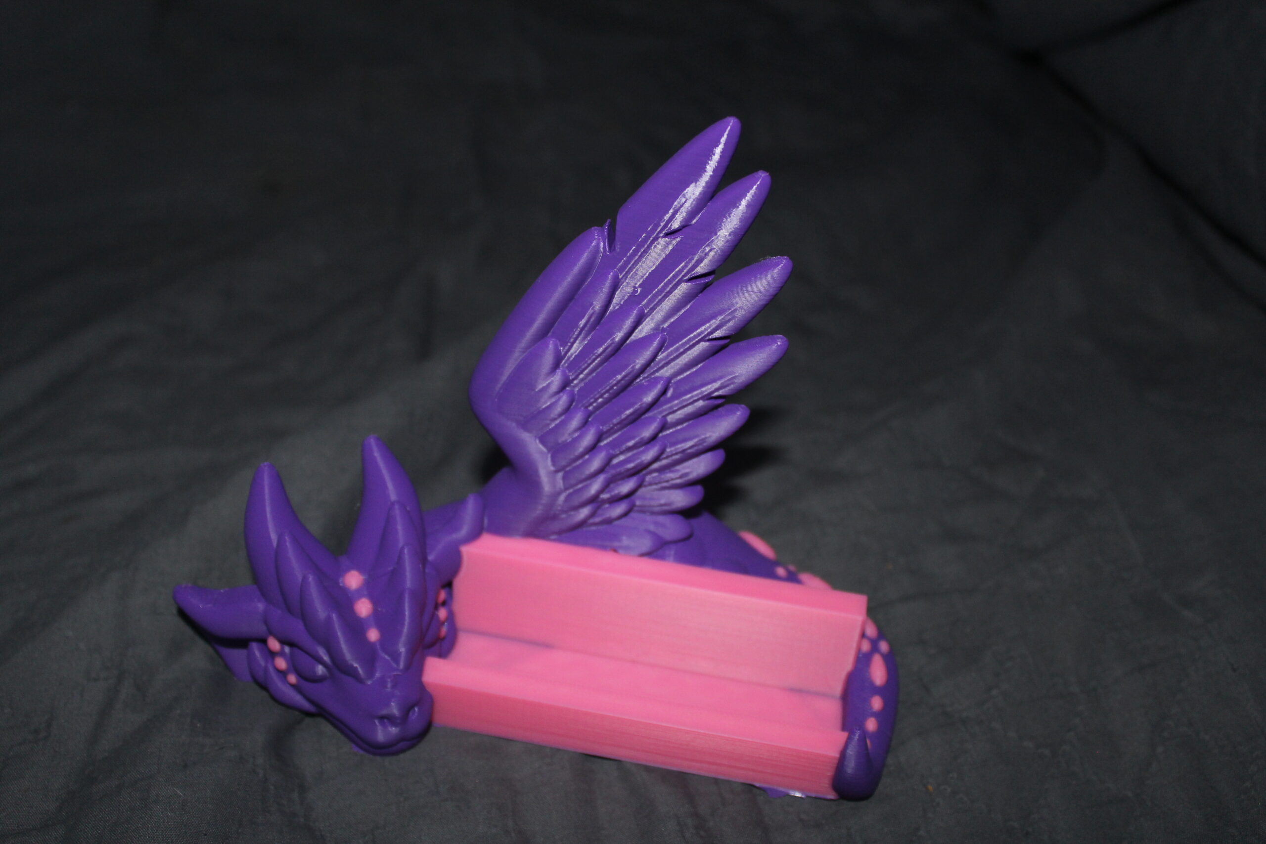 Tarjetero de Escritorio con Forma de Dragón Alado – Business Card Holder 3D Impreso – Diseño de The Dragon Den - Imagen 3